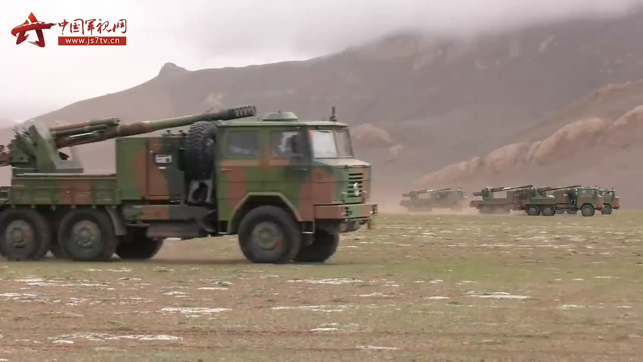 近日，西藏军区某旅全员全装机动至海拔5000米青藏高原就兵力快速投送、信息化装备应用、多兵种联合攻击等要素展开实兵实弹演练。