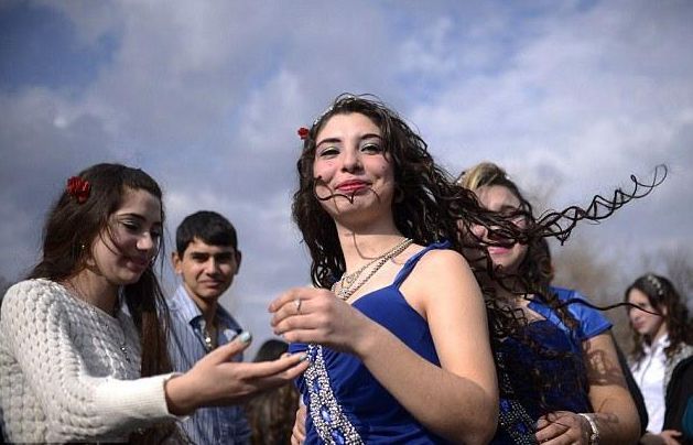 综合外媒报道，每年春季，保加利亚中部旧扎戈拉市的卡莱德兹（Kalaidzhi）就会开办备受争议的新娘市场，集市上，打扮得花枝招展的姑娘们尽情展示自己，等待被未来的丈夫买走，而女孩们的价格大多只有几千欧元。