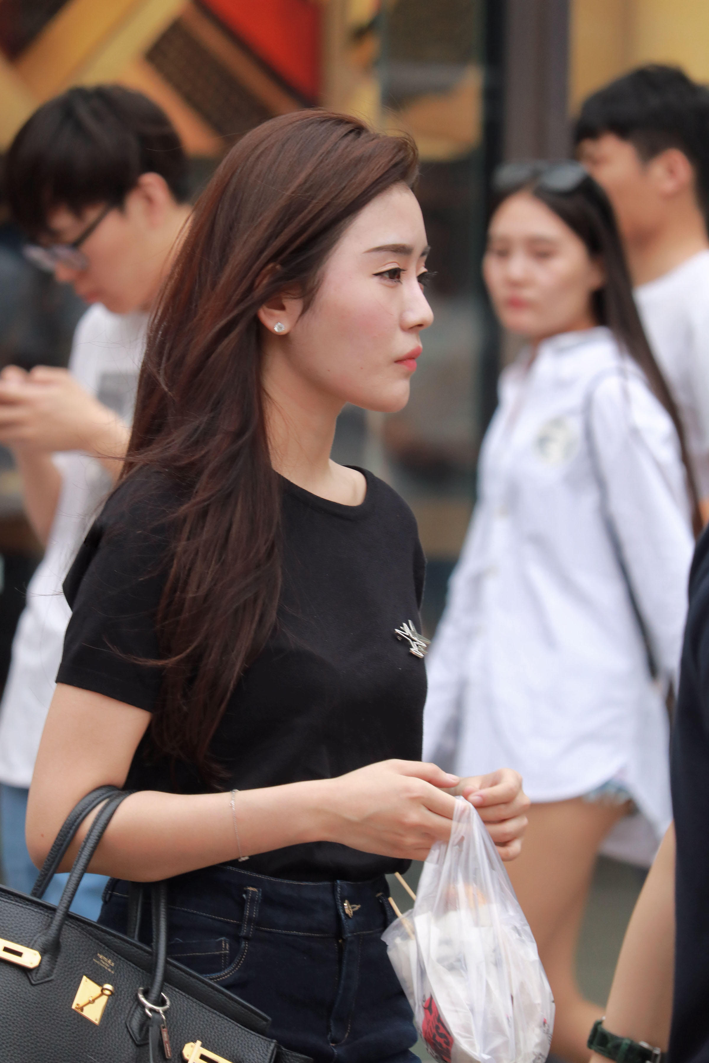 街拍:穿腻了小白鞋、白色袜子,今年夏天你可以