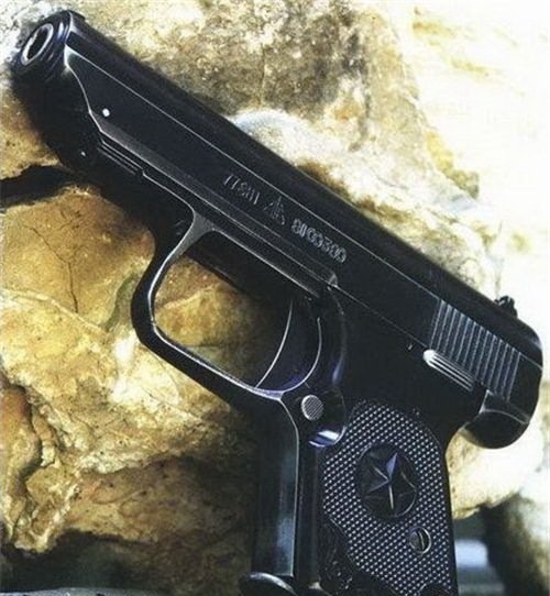 77式手枪只有一个手动保险锁住扳机、击针和套筒，而没有其他的防偶发保险机构或自动保险机构，保险可靠性差，曾发生过走火事故。事后虽改进了保险机构，但仍不能达到“在膛内有弹情况下安全携枪”的程度，只能在射击前上膛，导致战斗反应速度慢。