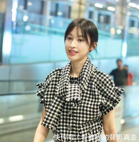 张俪穿黑白格子上衣搭配黑色皮裙现身机场 留