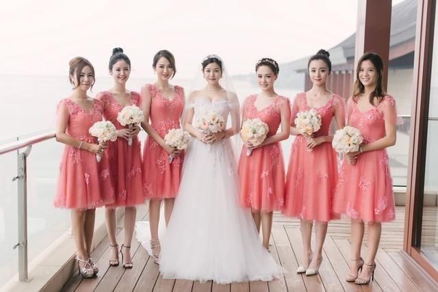 李小璐当董璇婚礼伴娘,撑爆的衣服抢尽风头,一