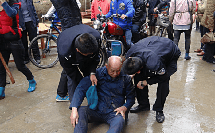 老人碰瓷豪车称没2000不走, 谁知车主放出大狼