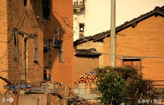 1岁女儿哭闹,爸爸闻到异味解开孩子衣服后,用