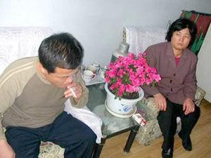 和女友订婚,岳母要多加20万彩礼,我妈拉开包后