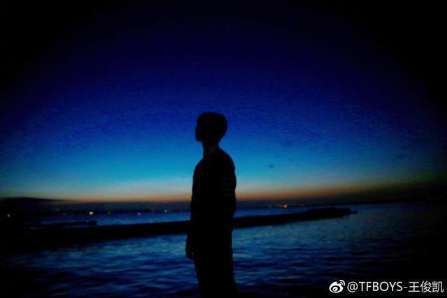 王俊凯晒日本游帅照 与保镖cos《你的名字》场