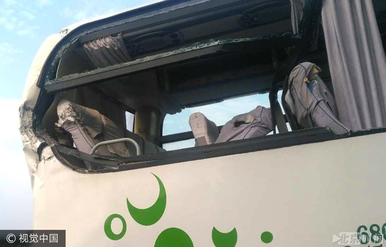 37米长货车插入大巴车中 玻璃碎裂致5人受伤 37米长货车插入大巴车中 玻璃碎裂致5人受伤