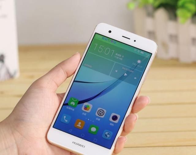 华为nova第一代旗舰,如今价格降至899元,网友:因为nova3?