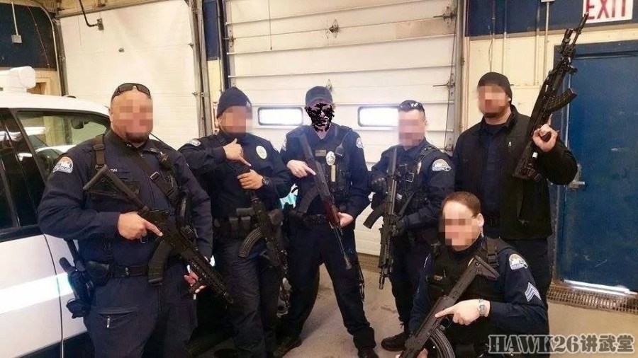 美国警察配AK巡逻 这是要变天吗? 美国警察配AK巡逻 这是要变天吗?
