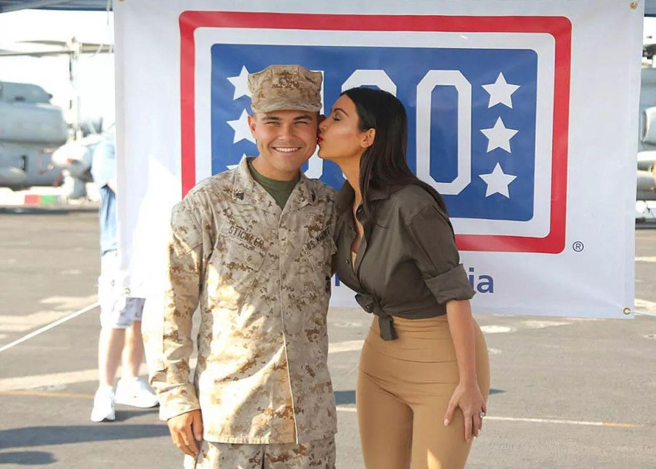 有的很多军队都很注重利用美女资源。其中玩得最拿手的，美军说自己是第二其他国家恐怕都不敢说第一了。劳军女郎称自己一天被吻上两三千次，有的则主动投怀送抱。澳洲女星扎埃塔联去阿富汗劳军后，有人举报她在军事基地与多名军人有染，甚至彼此还拍了录像和艳照。这恐怕是任何一支军队的纪律难以容忍的。

图注：澳大利亚著名女星塔尼亚·扎埃塔在阿富汗慰问爆出性丑闻。