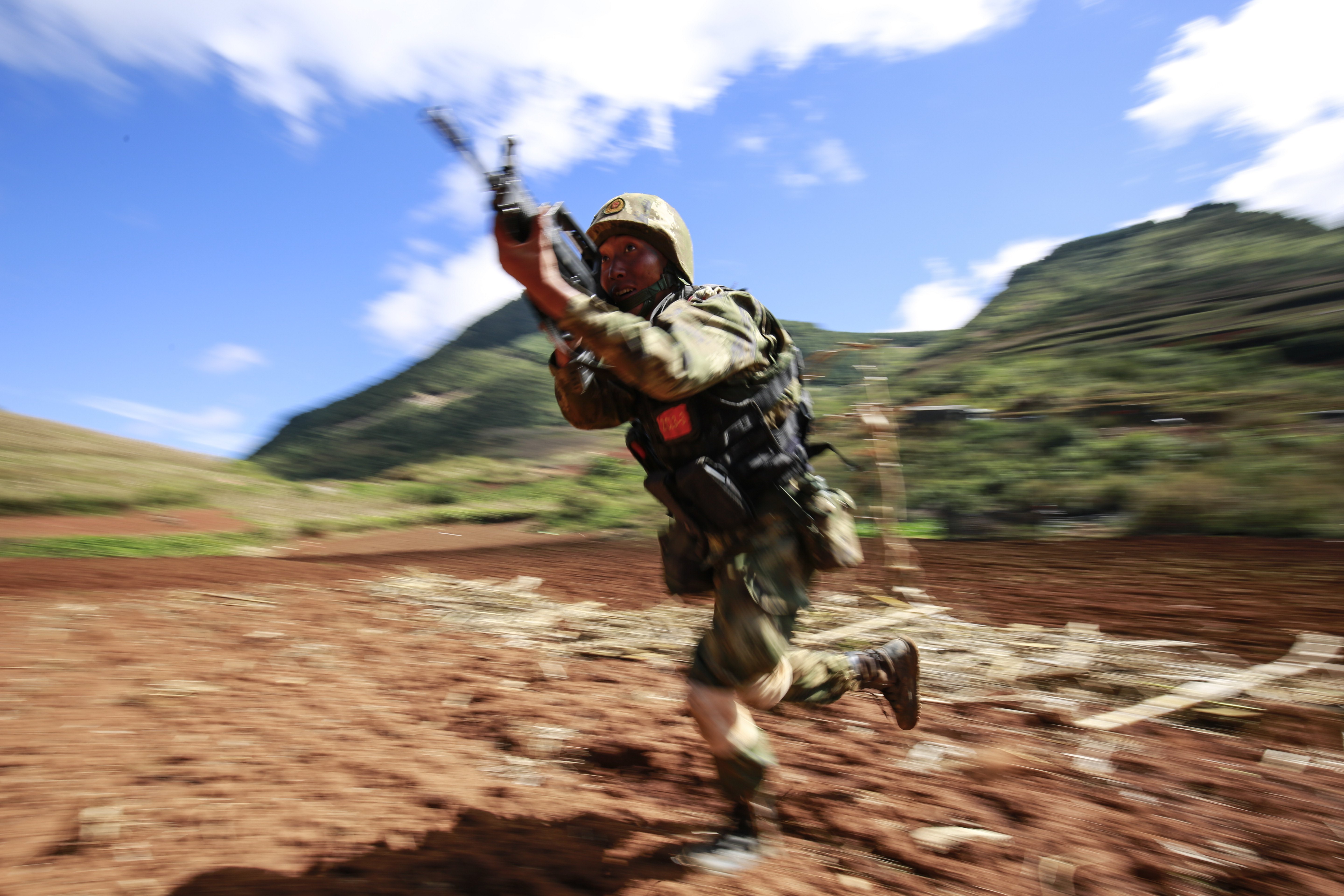 2016年11月13日,武警8750部队侦察分队正在进行“魔鬼周”极限训练,图为快速追击。