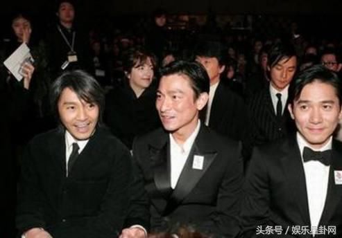 成龙当年颁奖礼上一把将周星驰推开,你们不知