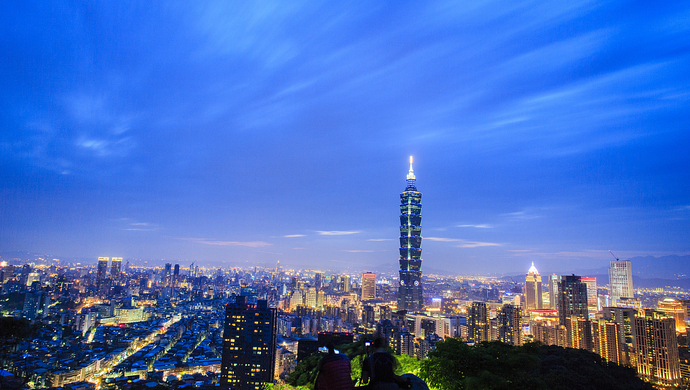 而如果把时间轴拉长,梳理"台湾民意基金会"的历次民调可以发现,从2016