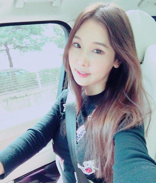 李秀珍说，女儿上高中后就不与自己说话了，为了满足社会交往的需要，她开始在Instagram上晒自拍，吸引了数千名忠实粉丝。她说自己很享受来自陌生人的关注，晒自拍的频率也越来越高。