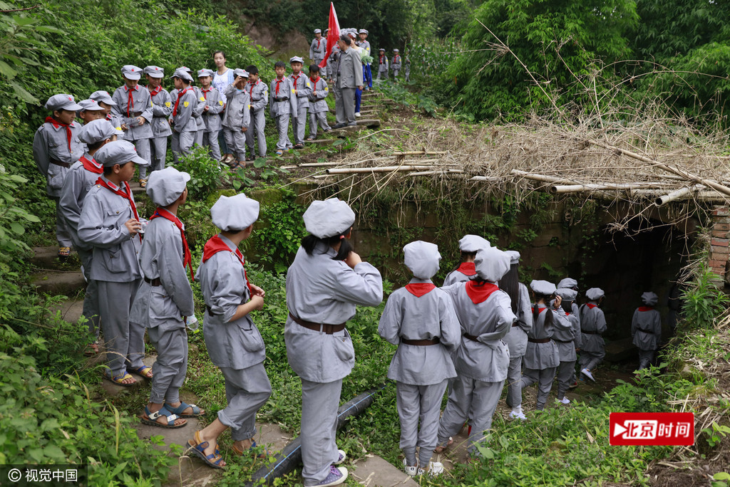 2016年5月30日,四川广安,华蓥市红军小学开展"体验长征过六一"主题