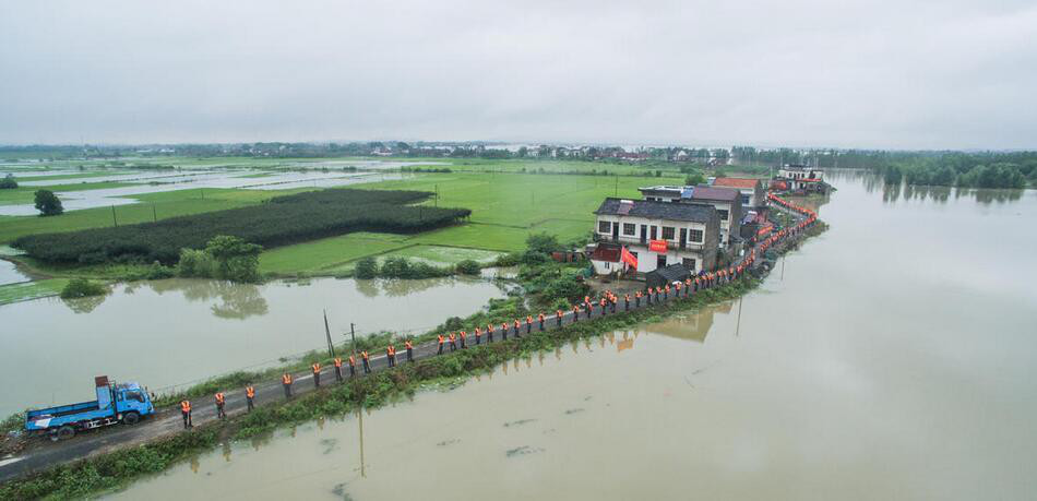 近期我国南方多个省市遭受了强降雨及风暴等极端气候的袭击，多地溃堤爆发洪灾。解放军再度出马抢险救灾，以钢铁般的意志庇佑着灾区人民。中国的军队出现在救灾现场的时候是以打仗的心态去执行多样化任务的。所以我们可以看到，即使在面对危险、死亡的时候，我们的军队、我们的官兵依然会义无反顾地投入到行动当中。图为东部战区第12集团军某部官兵组上千人链护堤。“