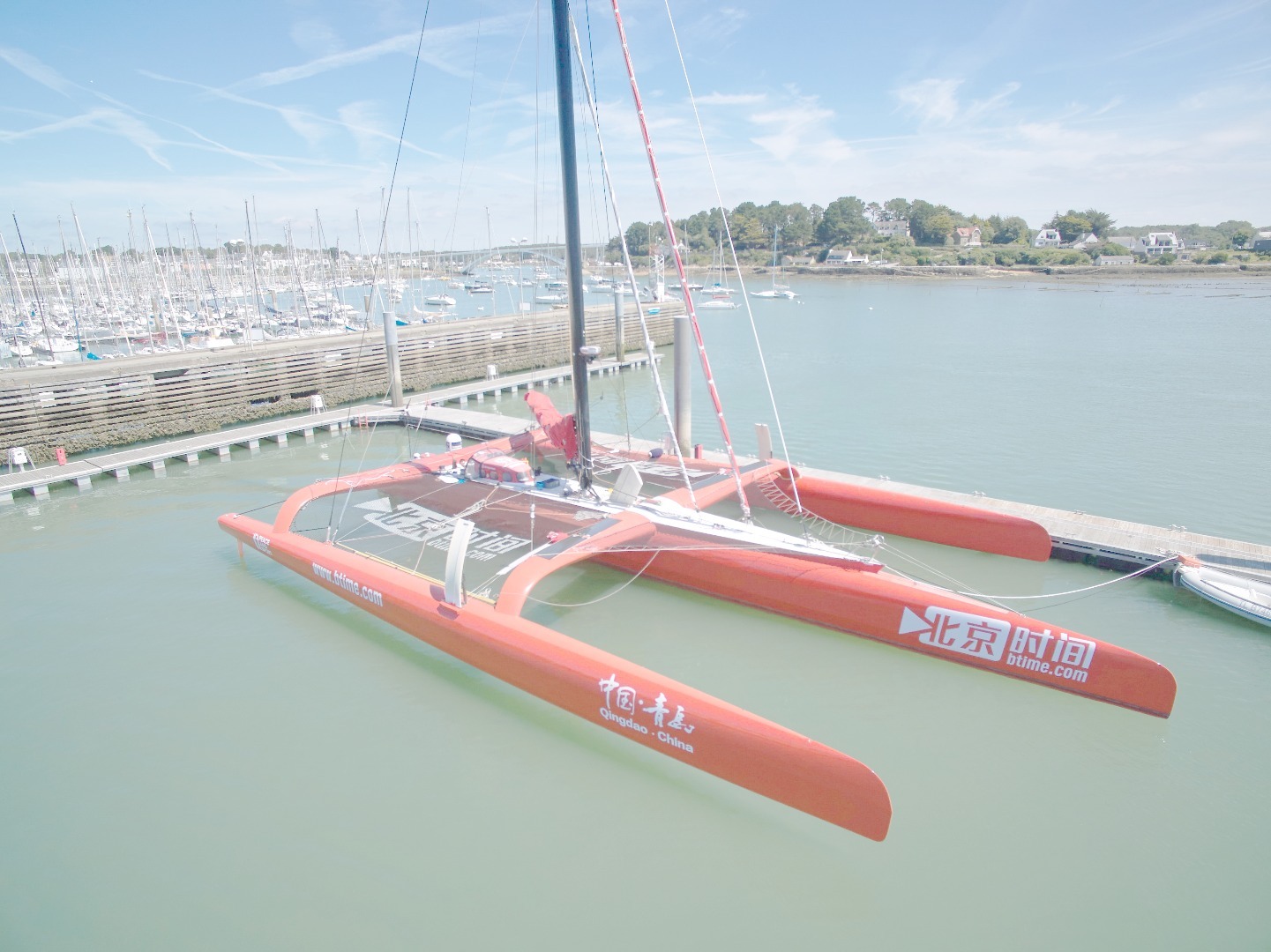 这艘超级三体大帆船的两侧，以及正面的蹦床上，刚刚被郭川团队贴上全新的标志。