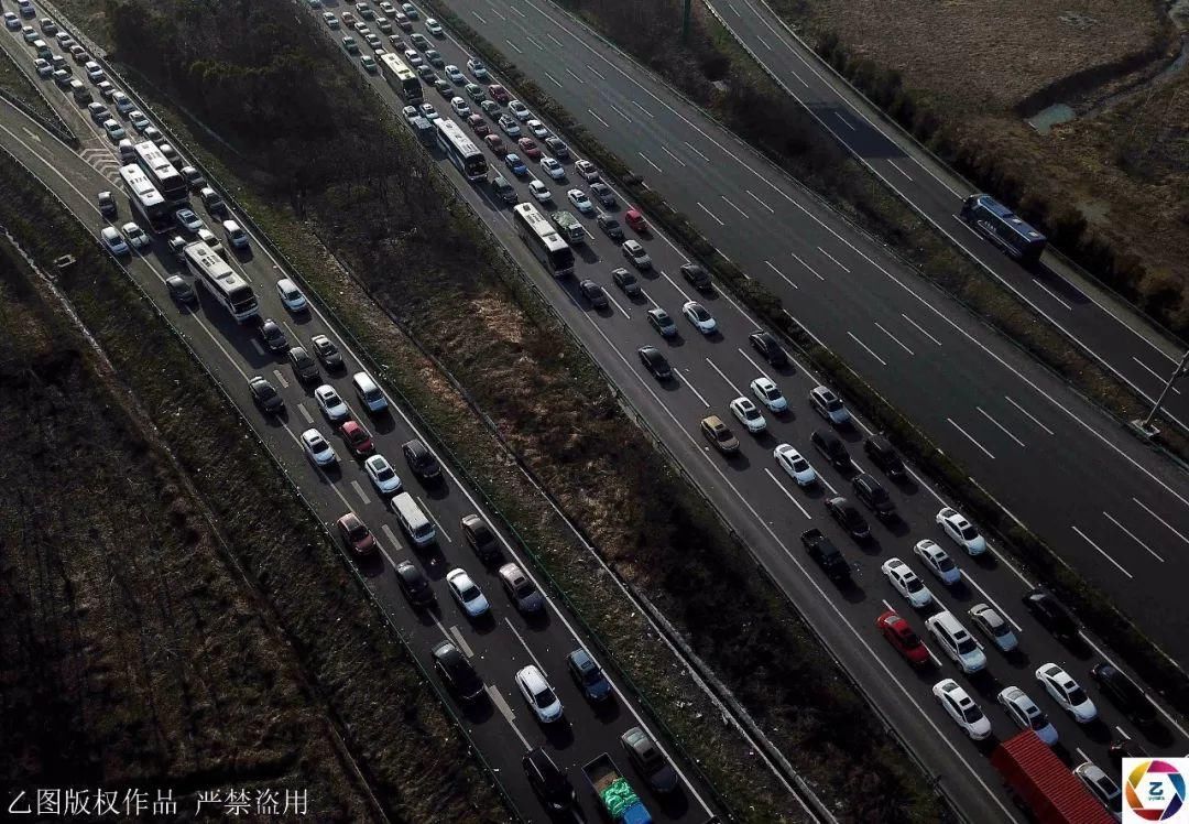 航拍高速公路春节后返程, 一边拥堵一边可开客