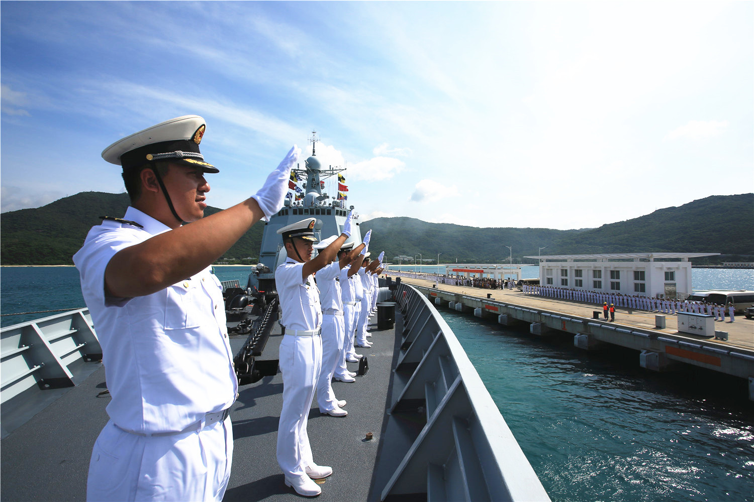 海军第二十七批护航编队从三亚启航