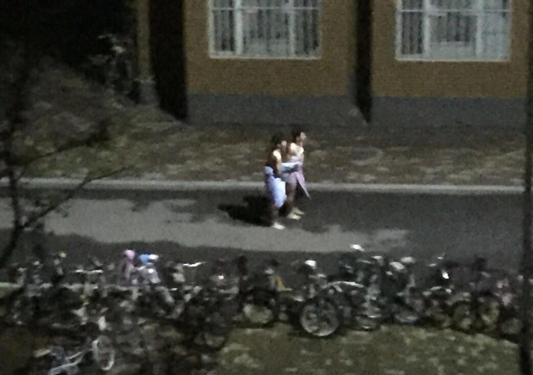 学生组团裹棉被跑出来。