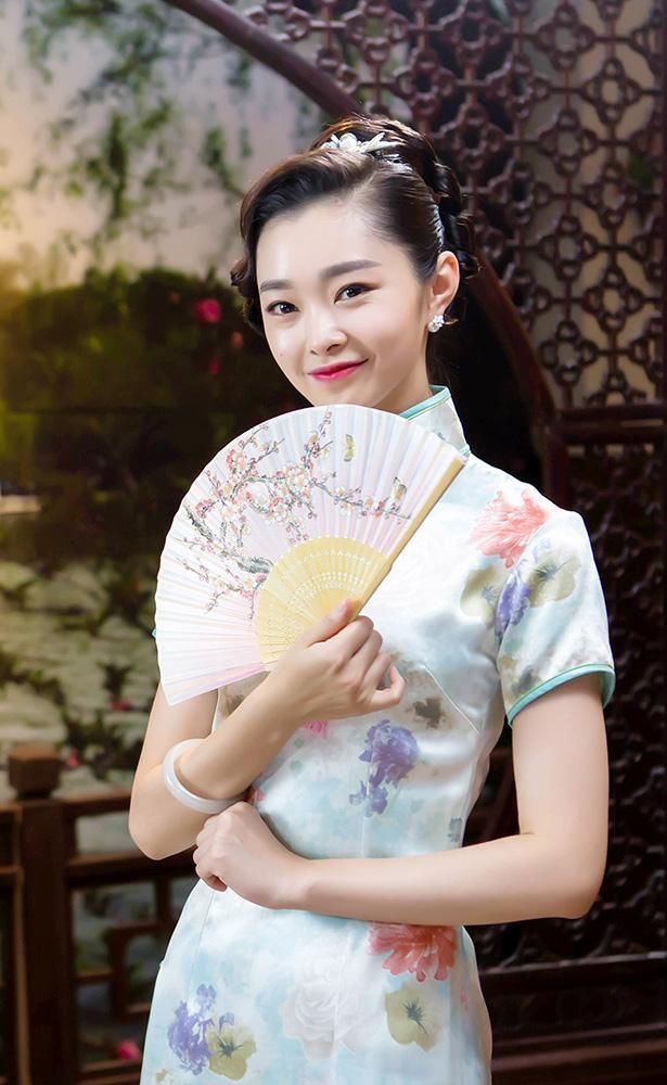 女星旗袍照PK,刘亦菲只能垫底,第一名无法超越