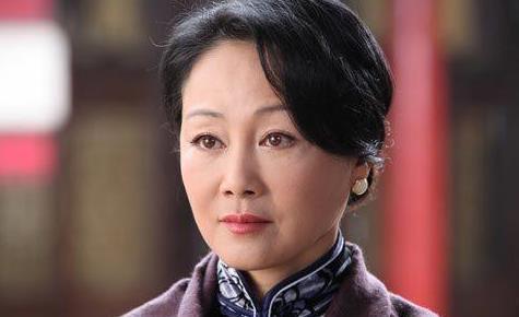 2004年,她在第五届中国金鹰电影节上获得最佳女演员奖,并因出演电视剧