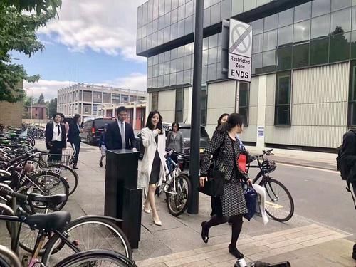 国外偶遇章泽天刘强东!她瘦到膝盖骨突出来,脸