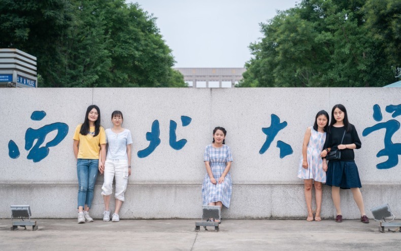 六个并不在同一个班级，而是来自五个不同专业。“日常的学习交流能够帮我们每个人补上短板。我不会的题，宿舍里总有人会，我们就充当彼此的’小老师’。”盛自维说道。去图书馆背书、在宿舍隔着蚊帐讲题、食堂路上聊实验项目成了她们日常的相处方式，这样的氛围成就了“学霸宿舍”。你以为“学霸”的世界里只有学习和竞赛？每天就知道“啃书”？不，“文体两开花”才是她们的态度。除了优异的成绩单，社团、运动、社会实践、打工赚钱她们一样不差。孟青的身影总是活跃在各种运动赛场上。篮球、网球、乒乓球、跑步，她会抽空去参加每一项自己喜欢的运动。