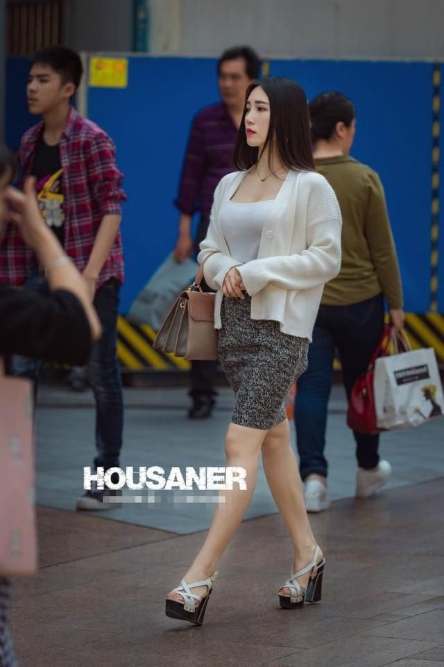 重庆街拍, 黑色T恤搭配开衩牛仔裙, 随意又洒脱