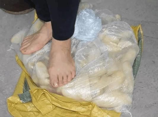 这些食物都是用脚踩出来的,很多人都喜欢!网友:看了会有阴影!
