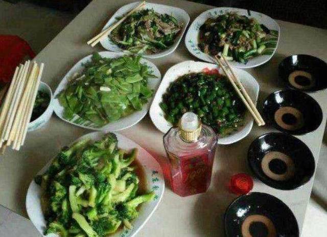 只见一桌子都是素菜,一家人过得依旧相当艰苦,能在浮躁的演艺圈依旧不