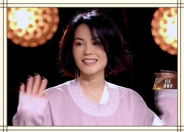 王菲真会装,粉色卫衣搭蓬蓬裙,48岁活脱脱嫩