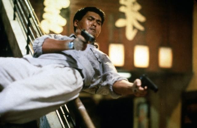 香港警匪片不愧是暴力美学,这些影帝拿枪的姿