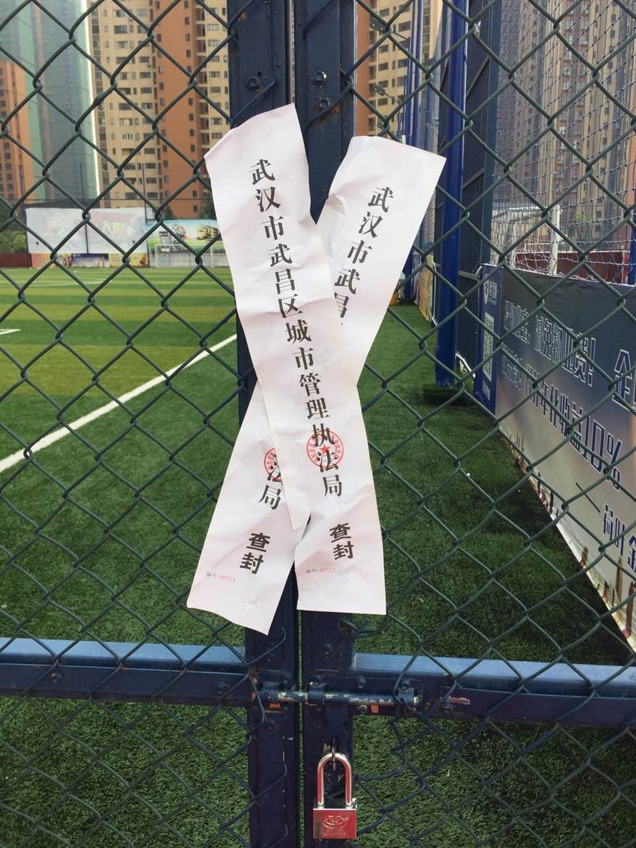 据了解，奥山足球场被拆的原因是该小区有居民投诉其扰民。