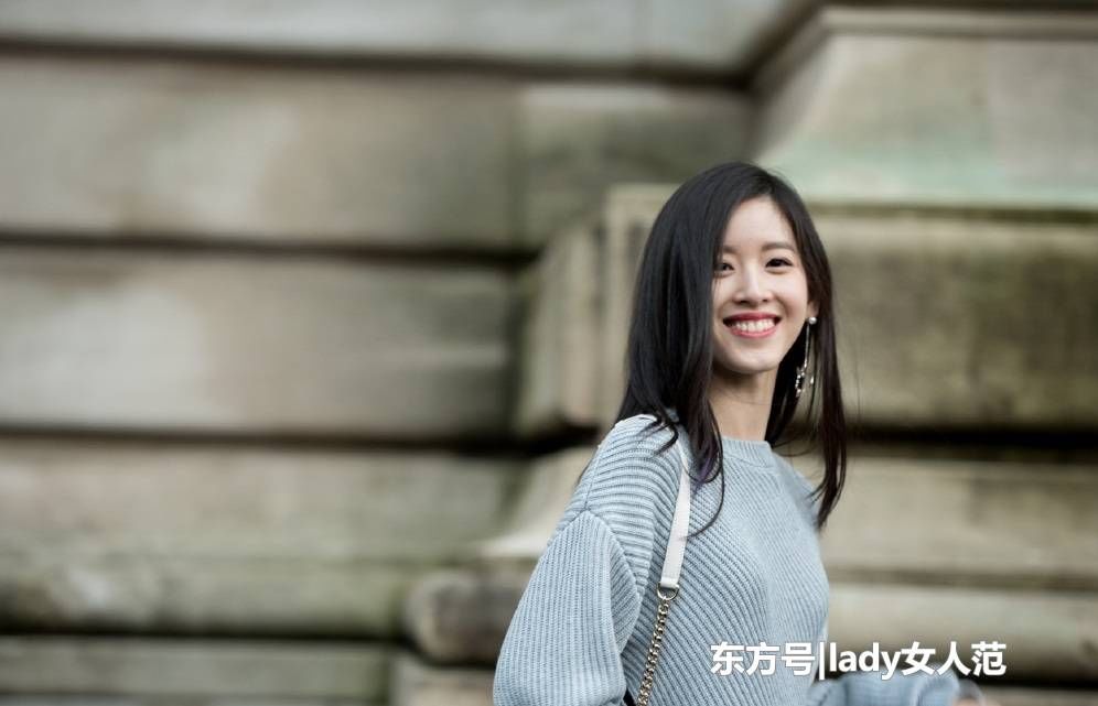 章泽天旅游无ps照,蓝色牛仔裤长腿抢镜,皮肤也