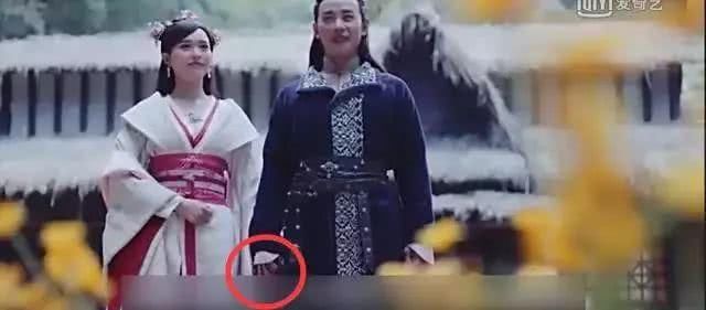 最无力吐槽的穿帮,李易峰给杨幂打电话,明明手