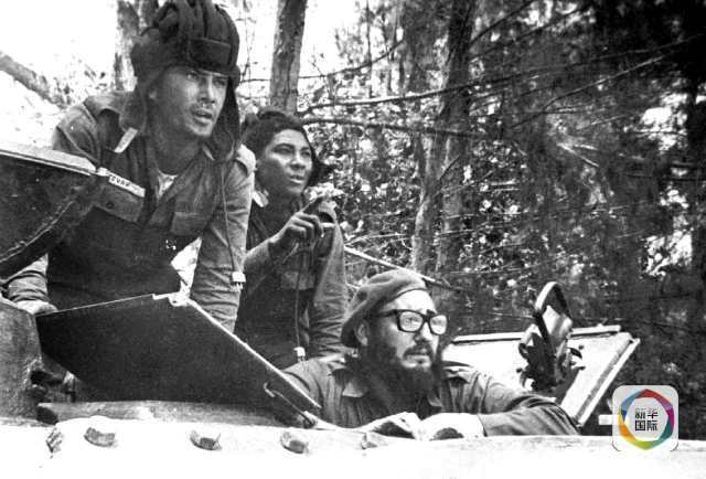 1961年4月17日,美国中情局策划并发动了重名昭著的“猪湾行动”,支持古巴雇佣军登陆猪湾,企图以武力推翻卡斯特罗领导的古巴革命政权。图为卡斯特罗(右)在猪湾附近的坦克里指挥战斗。