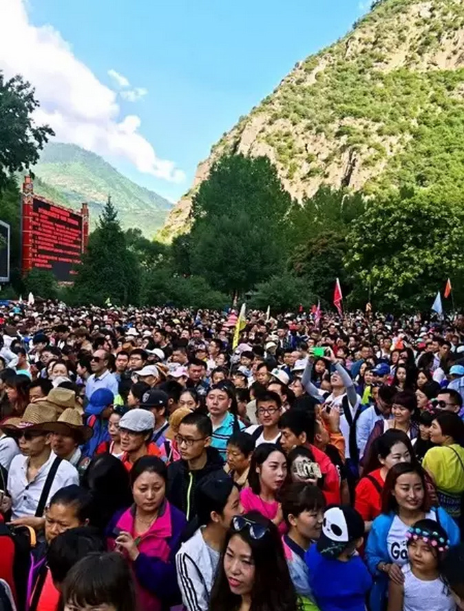 据悉，这组照片是早上7点之前拍摄，那时景区还未开园，游客们是在排队等待入沟，并非全天都这样。