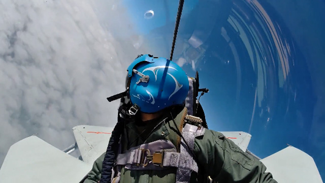 安全带系好！战斗机飞行员带你感受飞云之上的美景！