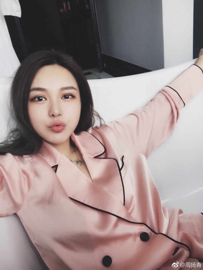 罗志祥女友穿睡衣浴缸内自拍 表情天真可爱