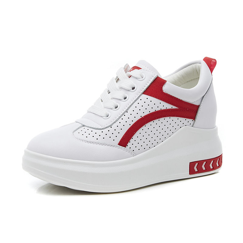 春天穿小白鞋,配上一条文雅的连衣裙,清新可爱