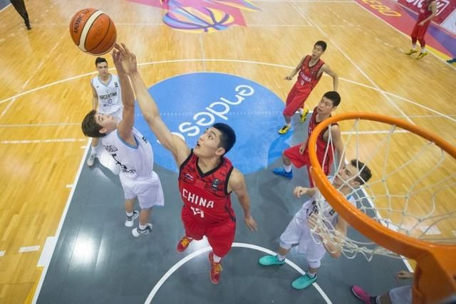 山东男篮青年队的国青大前锋李祥波,身高2米的