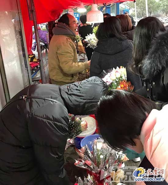 【暖新闻】为给儿子治病他成了“卖花爸爸” 市民蜂涌买花温暖一座城 【暖新闻】为给儿子治病他成了“卖花爸爸” 市民蜂涌买花温暖一座城