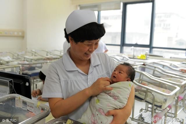 90后孕妇通宵游戏,把儿子生在电脑前,她给取的