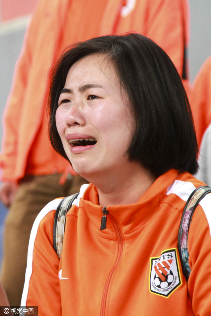 女球迷难以相信球队被逆转,伤心的抽泣起来.
