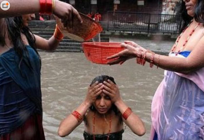 据说在尼泊尔没有多少浴室，即使有也是收费太高，贫穷的尼泊尔人承受不起。因此，原生态的当众洗浴，便成为尼泊尔一道特殊的风景线。在加德满都大街上、寺庙旁，甚至居民区里，都有很多古色古香的露天水池、喷泉和取水处。经常可以看到男男女女聚集到街边的露天水池洗浴。虽然是在一个水池里，但是男女分别使用不同的水龙头，互相之间保持着一定距离。