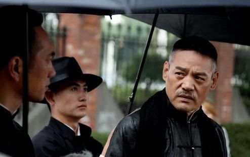 还有一个是演员巍子,他们一起主演过电视剧《上海沧桑》和《百年沉浮