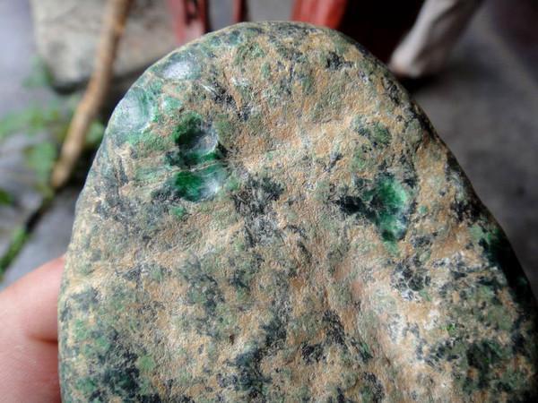 徐峥也赌石?四万块买的的翡翠原石切出满绿,暴