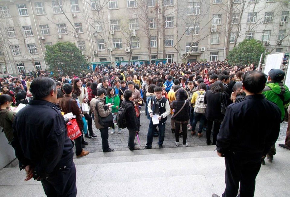 在山东,高中学历就可以考公务员了,条件是这样