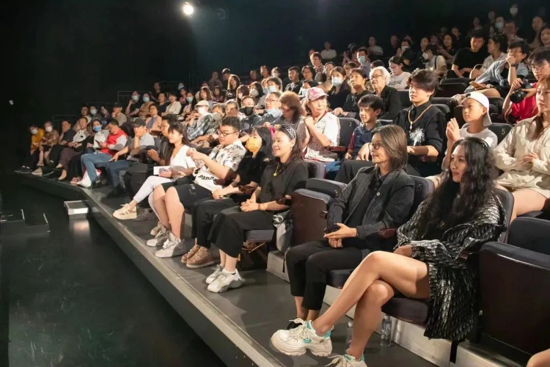 大戏看北京|观众走上舞台 百姓戏剧展演让每个人都能当回“角儿”_北京时间